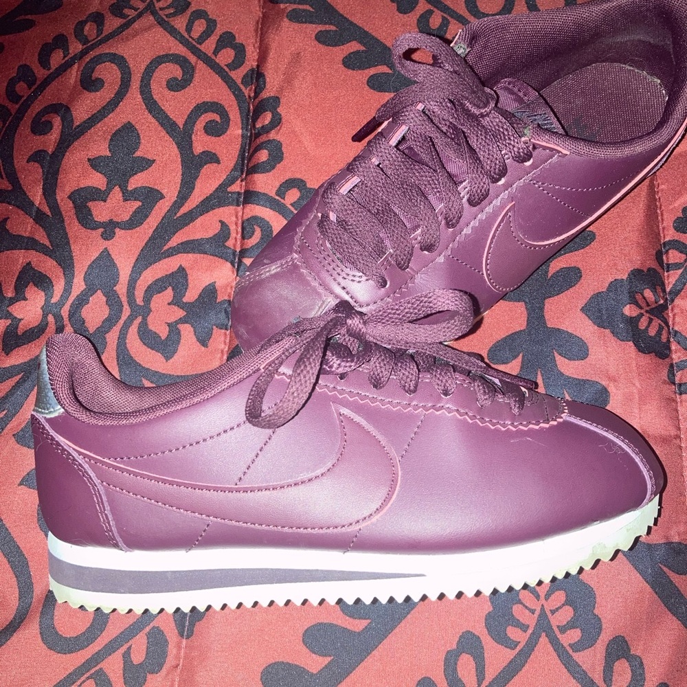 Nike Cortez woman’s size 5 burgundy color